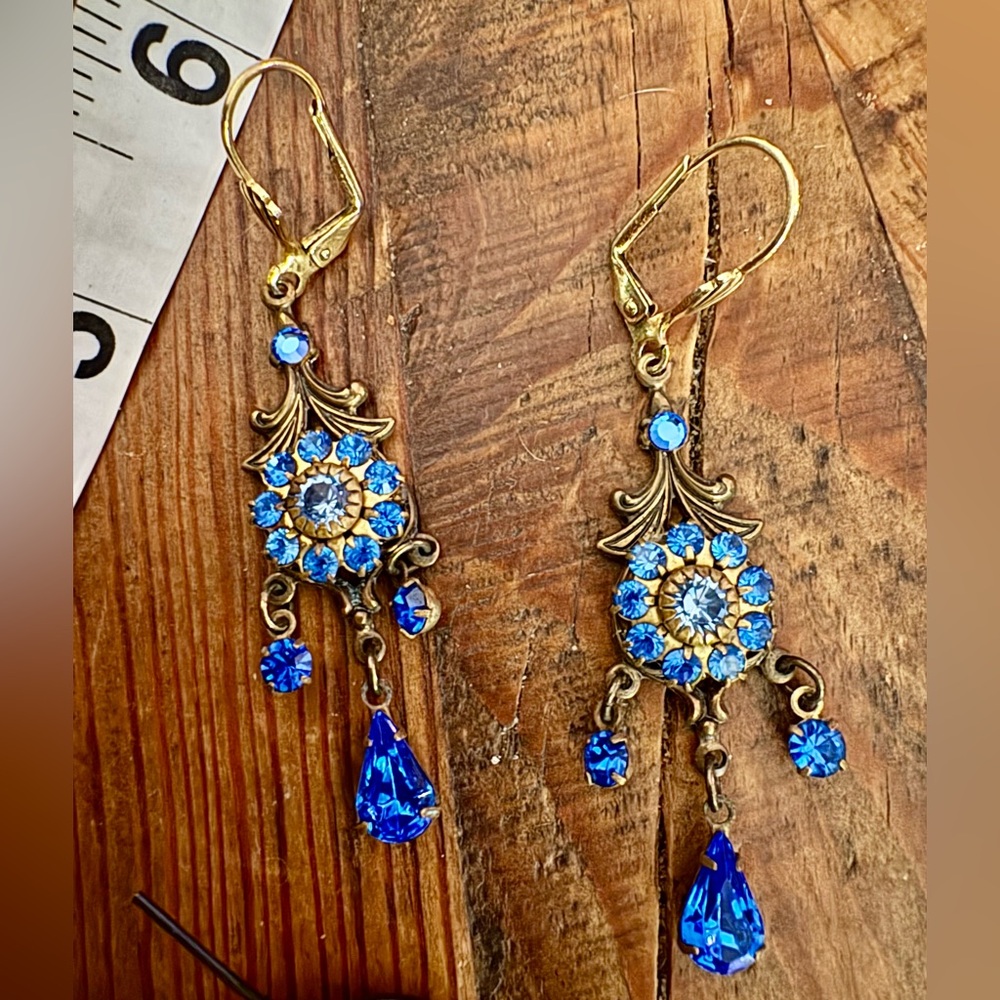 Vintage 2 pair Blue & Gold crystal fancy Dangle Earrings very pretty & detailed - Picture 3 of 3